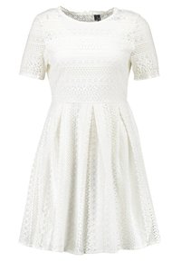 Biała koronkowa sukienka z krótkimi rękawami, okrągłym dekoltem, wzorzystą teksturą i rozkloszowanym dołem. Posiada wycięcia na całej powierzchni.