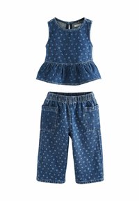 Dvodelni denim komplet z zgornjim delom brez rokavov s peplum stilom in ujemajočimi kratkimi hlačami. Temno modre barve z majhnimi cvetličnimi vzorci in elastičnim pasom.