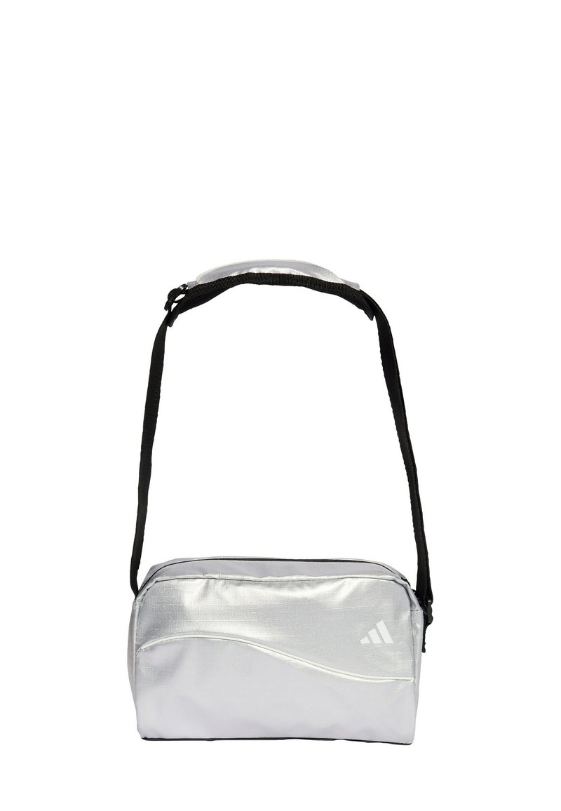 Silberne rechteckige Schultertasche mit glatter, glänzender Textur, schwarzem Schulterriemen und dezentem, geschwungenem weißen Design. Mit Adidas-Logo in Weiß.