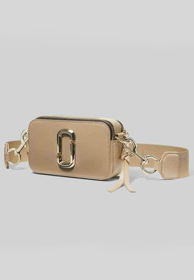 Borsa a tracolla in pelle beige con forma rettangolare, hardware dorato, chiusura con zip e un accento decorativo a forma di portachiavi.