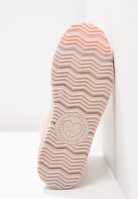 Semelle de chaussure rose clair avec motif de crampons en zigzag, taille 37, et logo circulaire affichant "S. Oliver Love and Peace Rescue Team" avec un cœur et un signe de paix.