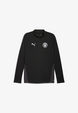 Fekete, hosszú ujjú mez, félig cipzáros gallérral, fehér Puma logóval és Manchester City emblémával a mellkasán. Sima textúra.