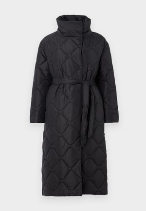 Schwarzer gestepptes Langmantel mit hohem Kragen, tailliertem Gürtel und strukturiertem, welligem Muster. Hat lange Ärmel und eine gerade Silhouette.