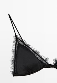 Czarny stanik z koronkowym wykończeniem, z trójkątnymi miseczkami, miękką fakturą, cienkimi regulowanymi ramiączkami oraz marszczonym materiałem wzdłuż dolnej krawędzi.