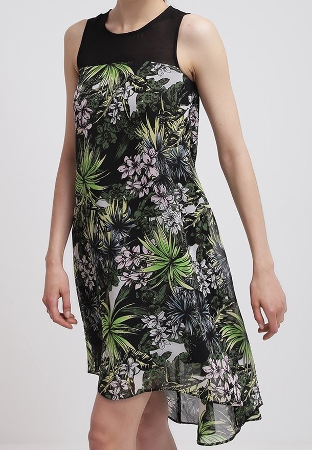 Květinové šaty s černým korzetem, průhlednými ramenními panely a splývavou dolní částí. Zelený a fialový botanický potisk na světlém pozadí.