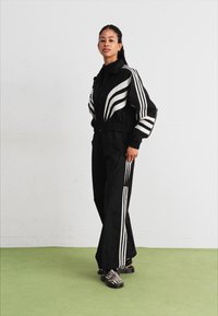 adidas Originals CROP ATLANTA - Træningsjakke - black