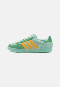 adidas Originals GAZELLE INDOOR - Tenisice - semi pink spark/preloved green/preloved scarlet