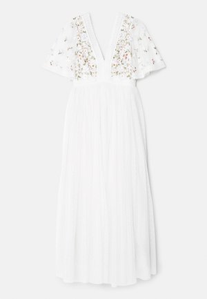 Bílé šaty s výstřihem do V, krátkými volánovými rukávy, květinovou výšivkou na korpusu a splývavou, plisovanou sukní.