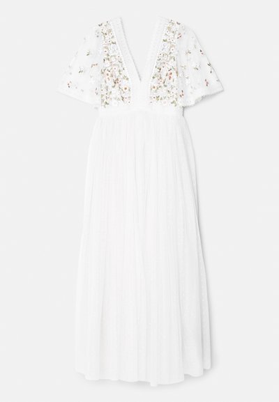 Hvit kjole med V-hals, korte fladdermusskjermer, blomsterbroderi på livet, og en flytende, plisserte skirt.