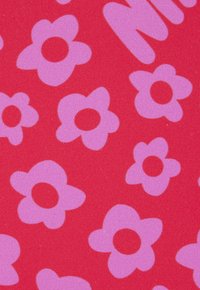 Punainen kangas, jossa on toistuva kuvio suurista, vaaleanpunaisista kukista, joissa on pyörivä keskus. Tasainen pinta, tasainen väri koko kankaan läpi.