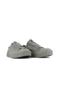 Baskets en toile grises avec une semelle en caoutchouc texturé présentant un motif en losanges. Design lacé avec un branding subtil sur la languette.