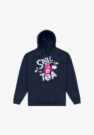 Marineblauer Hoodie mit einer vorderen Kängurutasche. Beinhaltet eine Grafik eines rosa Bären und den Text "Spill the Tea" in verspielten Schriftarten und Farben.