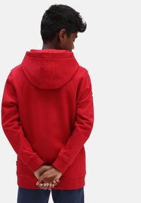Sudadera con capucha roja, con bolsillo frontal, puños y dobladillo acanalados. Textura suave, diseño casual, costuras y detalles de costura visibles.