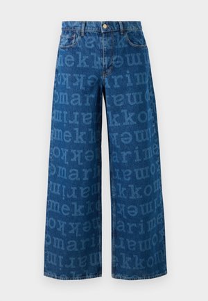 Jeans a gamba larga in denim blu scuro, con un motivo a logo azzurro su tutta la superficie. Include tasche frontali e chiusura con bottone.