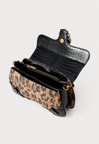 Kabelka s leopardím vzorom, doplnená čiernymi akcentmi s krokodílím vzorom, s uzáverom na klip a vnútornou zipsovou kapsou. Odolná tkanina a elegantný dizajn.
