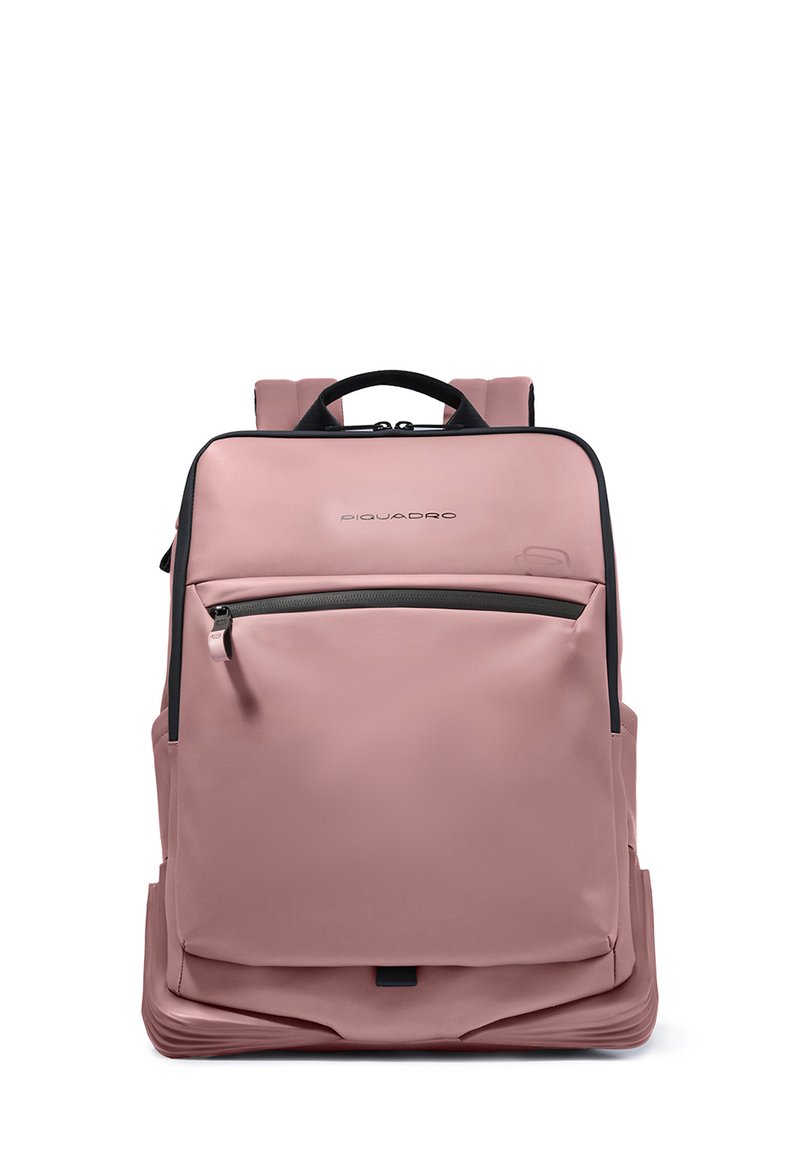 Roze rugzak met een gladde textuur, voorzien van een voorvak met ritssluiting, zwarte accenten, gewatteerde schouderbanden en een bovenste handvat om te dragen.