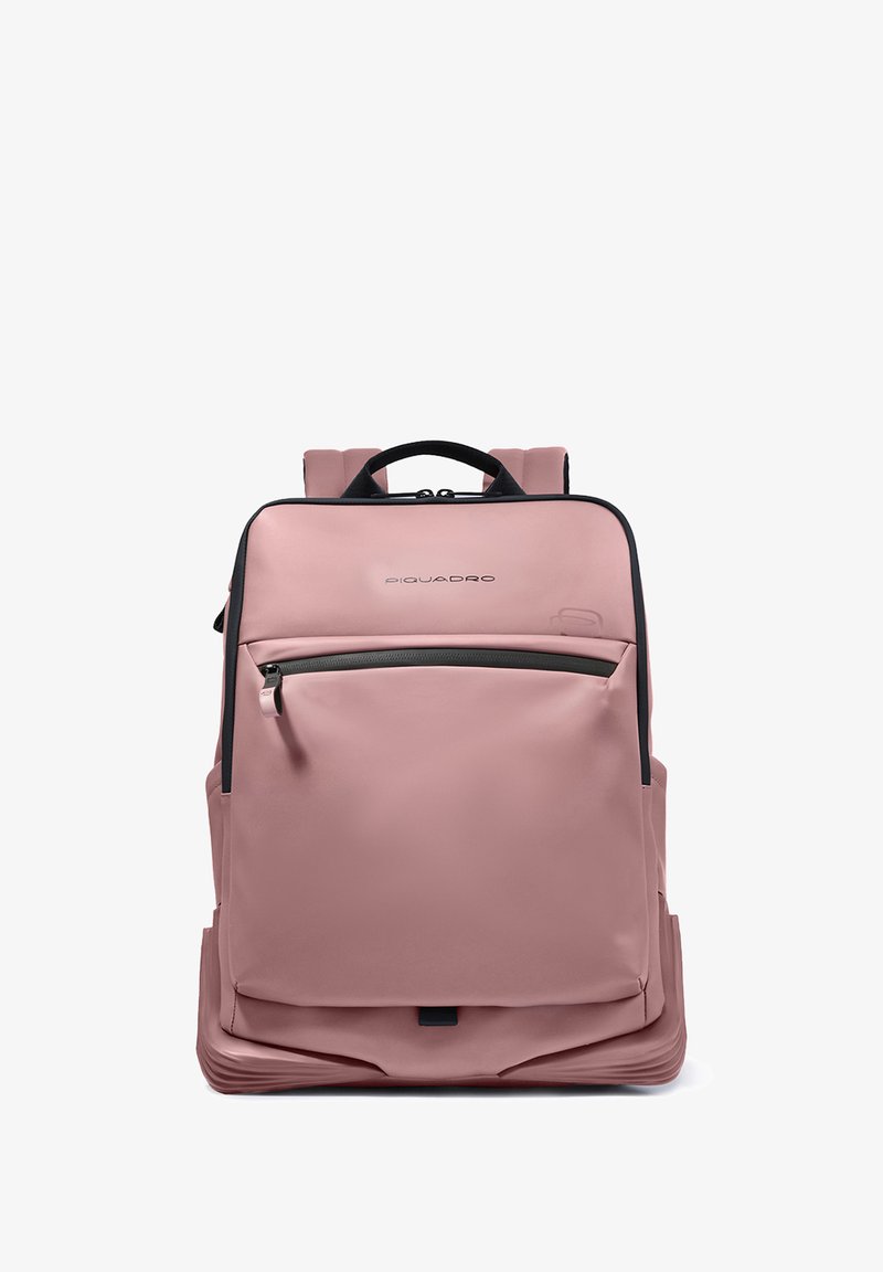 Roze rugzak met een gladde textuur, voorzien van een voorvak met ritssluiting, zwarte accenten, gewatteerde schouderbanden en een bovenste handvat om te dragen.
