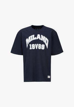 Marineblauw T-shirt met korte mouwen, met witte tekst "MILANO" en nummer "19V69" op de voorkant, ronde hals.
