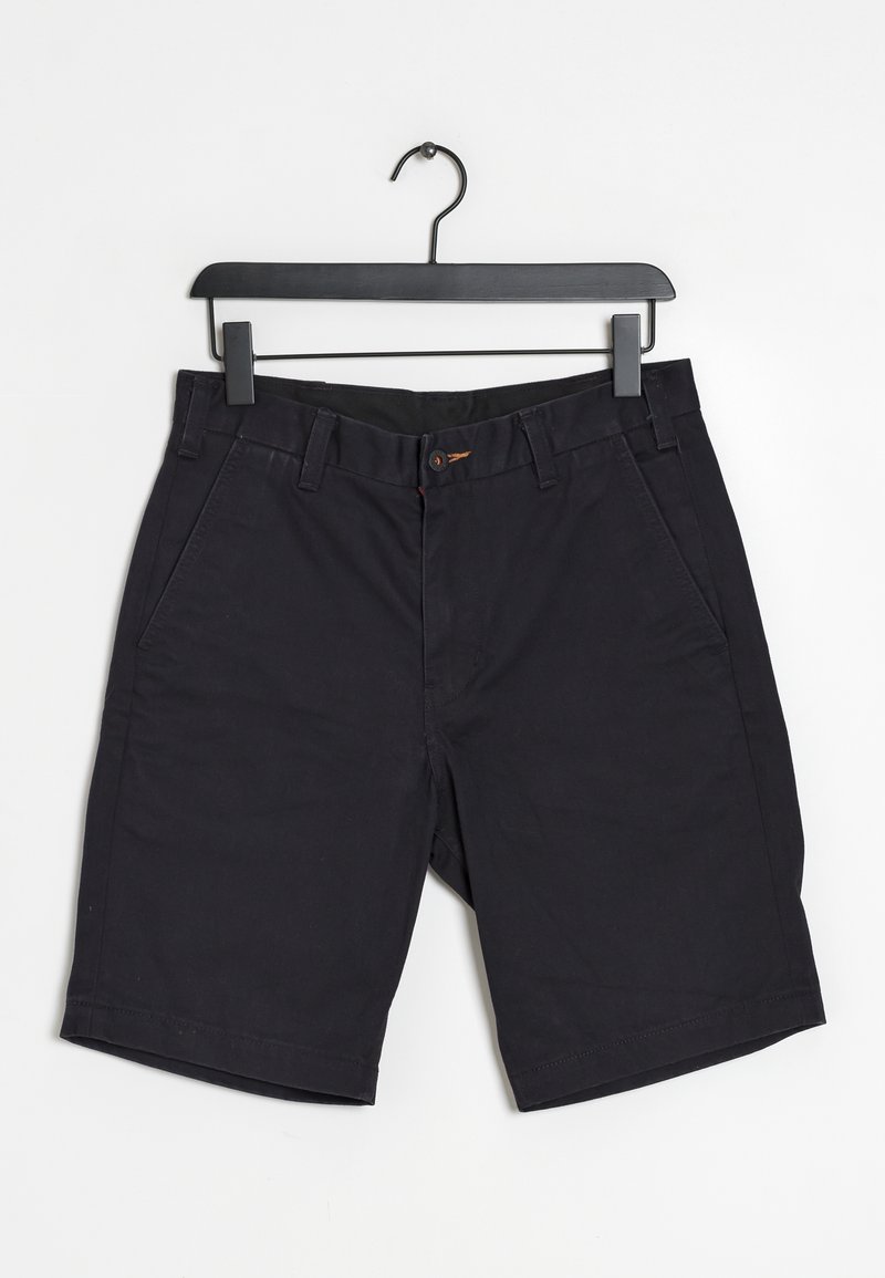 Mustat puuvillahousut suoralla leikkauksella, joissa on kaksi sivutaskua ja nappikiinnitys. Vyötärön lähellä on pieni yksityiskohta.