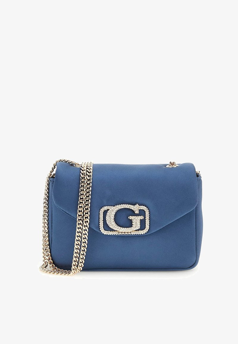 Modra sintetična torbica s qiltiranim dizajnom, z zlatim verižnim ročajem in bleščečo ploščico z logotipom okrašeno s kamni.