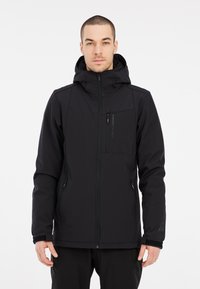 Veste softshell noire imperméable avec capuche, fermeture éclair à l'avant, poche poitrine et poignets ajustables. Texture lisse et design minimal.