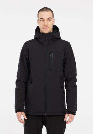 Veste softshell noire imperméable avec capuche, fermeture éclair à l'avant, poche poitrine et poignets ajustables. Texture lisse et design minimal.