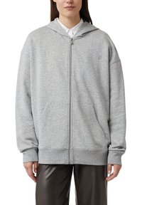 Szara bluza z zamkiem wykonana z miękkiego materiału, z kapturem, kieszeniami bocznymi oraz ściągaczami na rękawach. Subtelne logo wyszyte na lewej piersi.