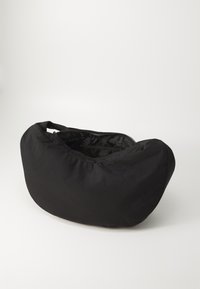 Borsa di stoffa nera a forma rotonda, con un design arricciato e apertura con zip. Texture liscia, senza motivi o componenti visibili.