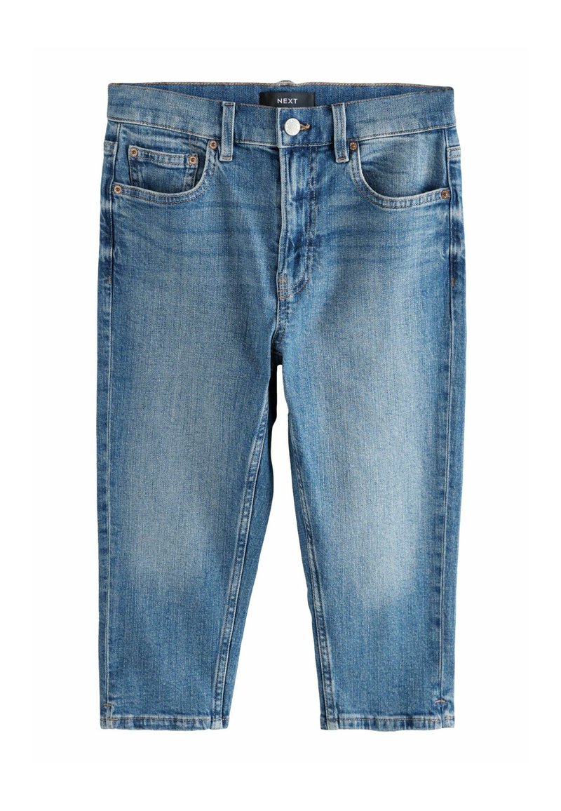 Denimshorts i ljusblått, med en klassisk femficksdesign, synliga sömmar och rak skärning. Har en knappstängning och bälteshällor.