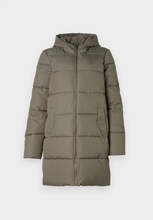 Palton pufos lung de un verde măslinie, cu umplutură matlasată, glugă, fermoar frontal și buzunare laterale, conceput pentru vreme rece.