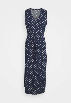 Ärmelloses, marineblaues Maxikleid mit weißem Rautenmuster, V-Ausschnitt und Stoffgürtel, der an der Taille auf einem weißen Hintergrund gebunden ist.