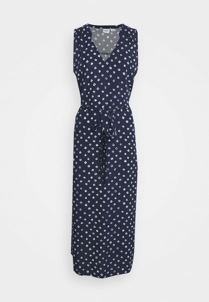 Robe maxi bleu marine sans manches avec motif losanges blancs, col en V, et ceinture en tissu nouée à la taille sur fond blanc.