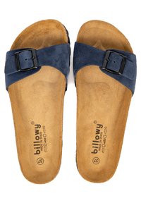 Sandales en suédine bleu marine avec une large bride et une boucle noire ajustable. Semelle en liège, texture brune lisse avec une marque imprimée sur la semelle.