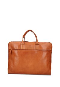 Sac à dos pour ordinateur portable en cuir tan avec une texture grainée, au design plat, muni de deux poignées supérieures et d'une fermeture éclair. Il dispose d'une poche zippée à l'avant pour un rangement supplémentaire.