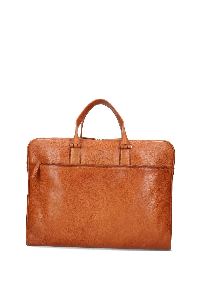 Sac à dos pour ordinateur portable en cuir tan avec une texture grainée, au design plat, muni de deux poignées supérieures et d'une fermeture éclair. Il dispose d'une poche zippée à l'avant pour un rangement supplémentaire.