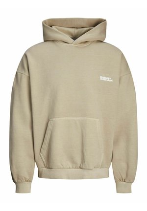 Beżowy sweter z kapturem wykonany z miękkiego materiału, posiadający przednią kieszeń, ribbowane mankiety i dół oraz małe białe logo na klatce piersiowej.
