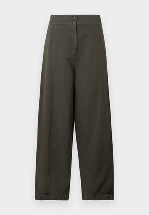 Pantalons larges en coton vert olive foncé, avec une fermeture éclair à l'avant, deux boutons à la taille et des revers roulés avec détail en bouton.