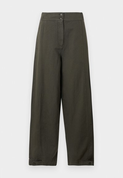 Φαρδιά παντελόνια με μαύρη ελιά από βαμβάκι, που διαθέτουν φερμουάρ μπροστά, δύο κουμπιά στη μέση και γυρισμένα μπατζάκια με λεπτομέρεια κουμπιού.