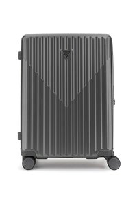 Maleta rígida gris con textura de rayas verticales, logo triangular cerca de la parte superior y cuatro ruedas negras para movilidad.