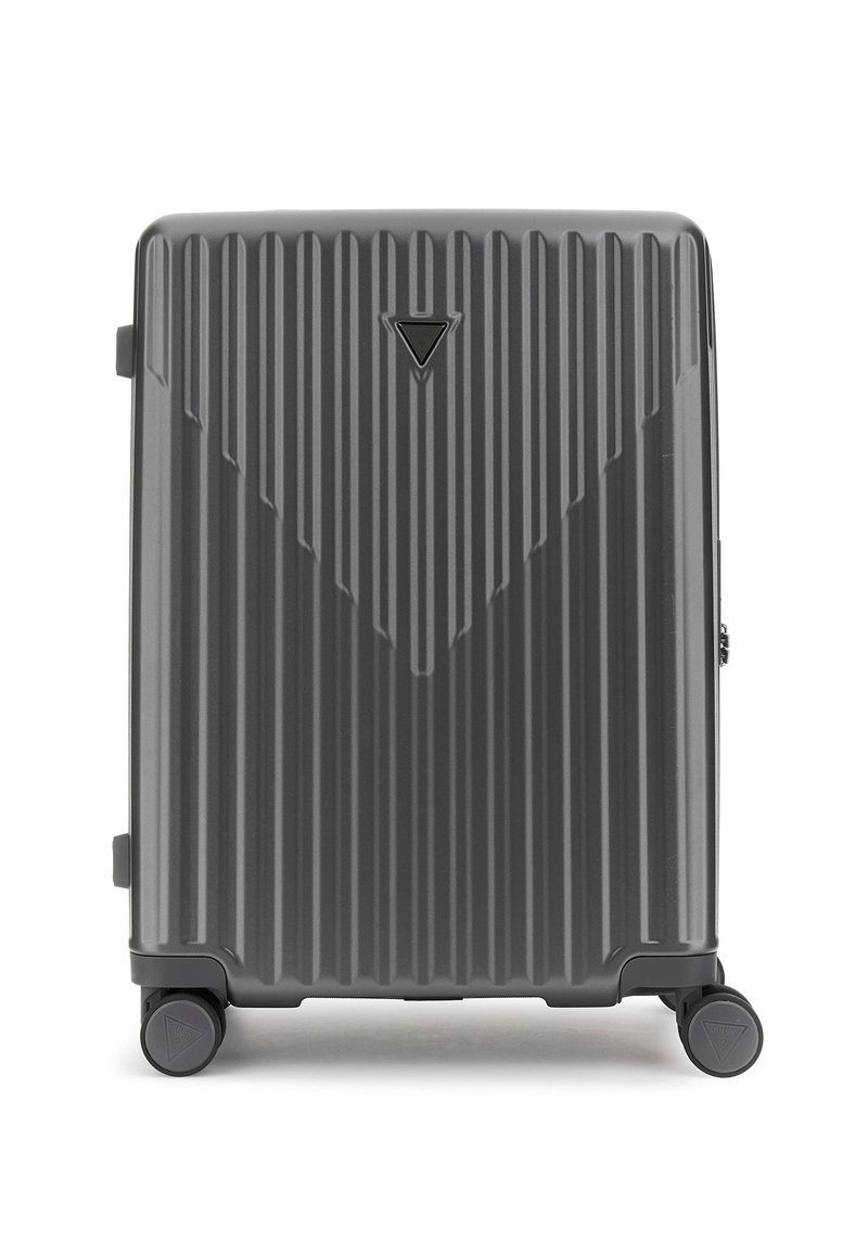 Maleta rígida gris con textura de rayas verticales, logo triangular cerca de la parte superior y cuatro ruedas negras para movilidad.