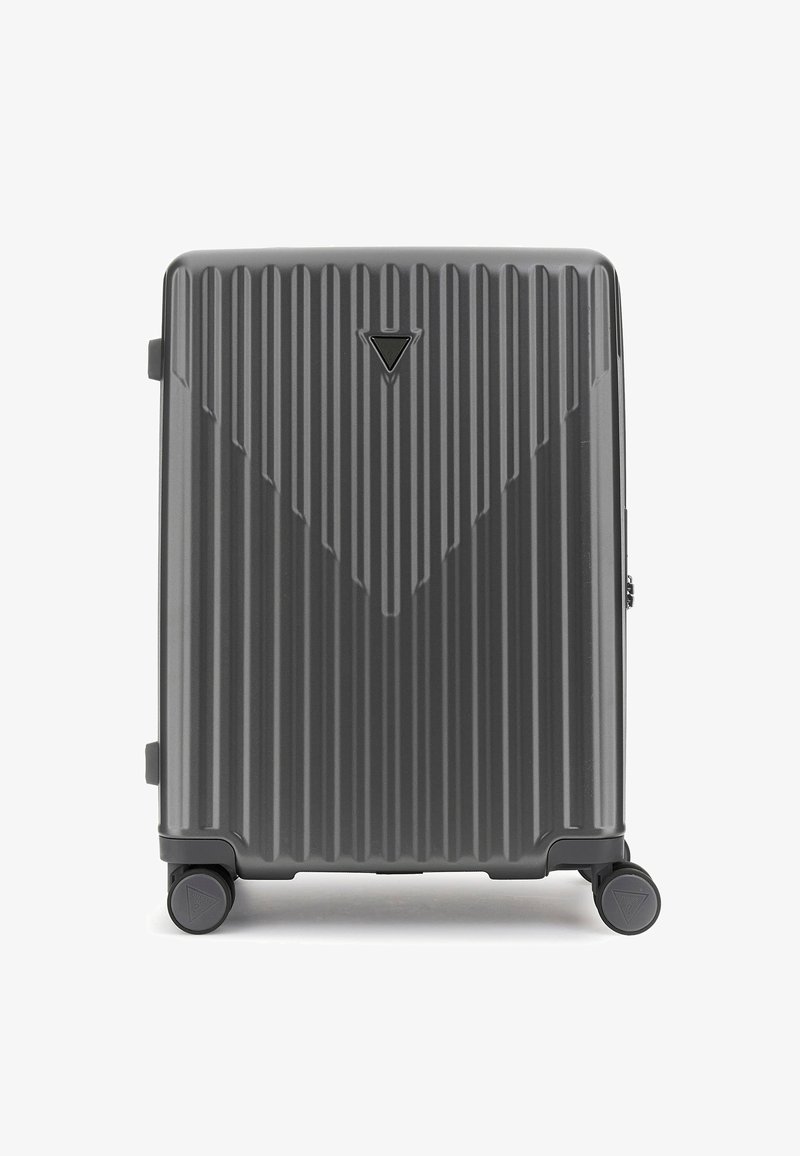 Grijze harde koffer met verticale ribbeltextuur, driehoekig logo nabij de bovenkant en vier zwarte wielen voor mobiliteit.