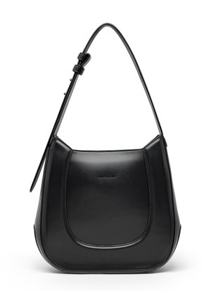 Fekete bőrből készült válltáska ívelt aljjal, állítható pánttal és csattal, valamint elülső panelvarrással.