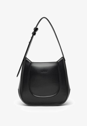 Sac à bandoulière en cuir noir avec fond incurvé, bandoulière ajustable avec boucle, et détail de couture sur le panneau avant.