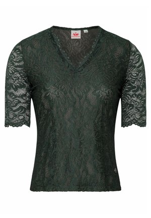 Grünes Spitzenoberteil mit kurzen Ärmeln, V-Ausschnitt, gekerbten Kanten und floralem Muster, mit einem kleinen Metallschild am Saum.
