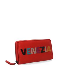 Rotes Lederportemonnaie mit bunten gestickten Buchstaben, die "VENEZIA" buchstabieren. Der Reißverschluss und die strukturierte Oberfläche verleihen dem Portemonnaie zusätzliche Details.