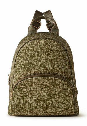 Petit sac à dos vert olive avec motif galets texturé, poche avant zippée et bretelles réglables.