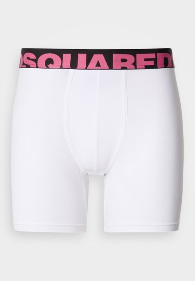 Bóxers de algodón blanco con diseño ajustado, con una cintura elástica negra con la marca "DSQUARED2" en rosa.