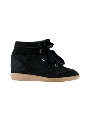 Sort ruskind højtop sneaker med tykke sorte snørebånd, dekorativ syning og lysebrun gummisål, vist fra siden.
