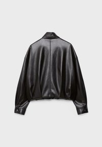 Giacca in pelle nera con vestibilità comoda, design leggermente corto, polsini con bottoni e texture liscia con una sottile lucentezza.