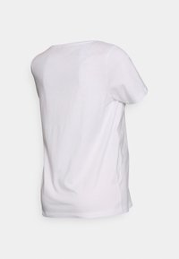 T-shirt branca de algodão com decote redondo e mangas curtas, apresentando uma textura suave e um design simples e limpo, sem padrões.